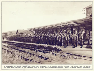 Un destacamento de tropas británicas que acaban de desembarcar en una estación de tren francesa, de The Illustrated War News, publicado el 8 de noviembre de 1939
